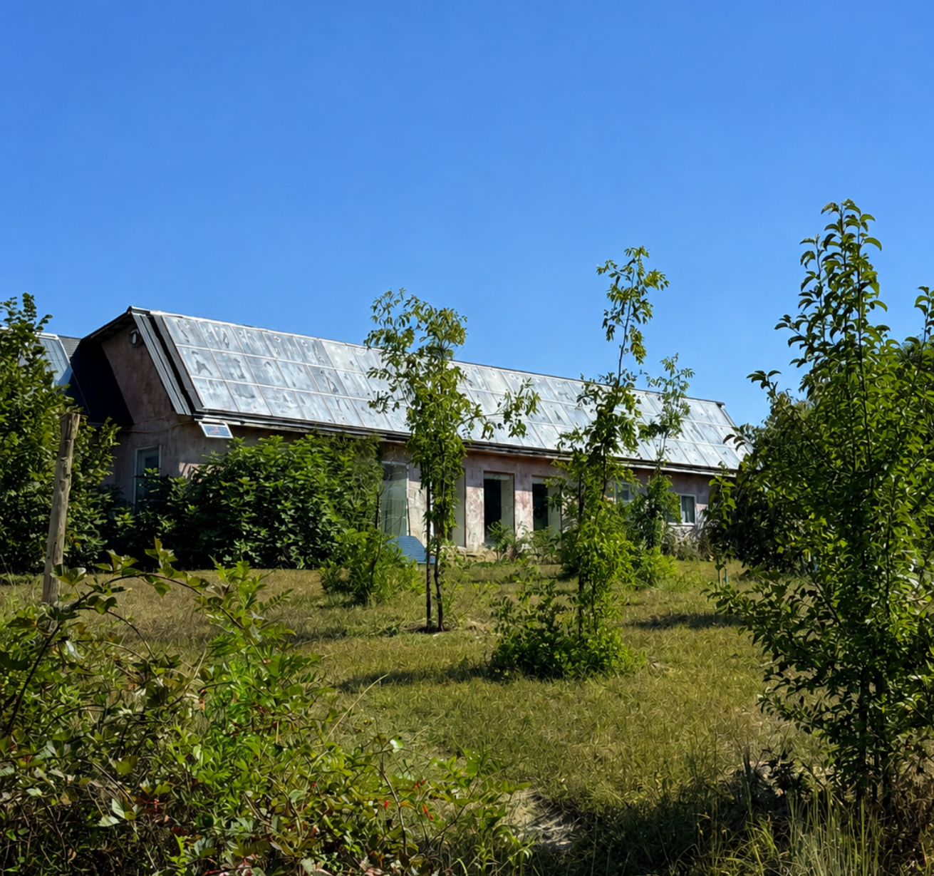 Louisa, Virginia (UNITED STATES). Living Energy Farm, a fully off-grid intentional community running entirely on a solar-powered DC microgrid, with an organic garden and a seed-growing business. Photo courtesy of Chris Morello. Used with permission.